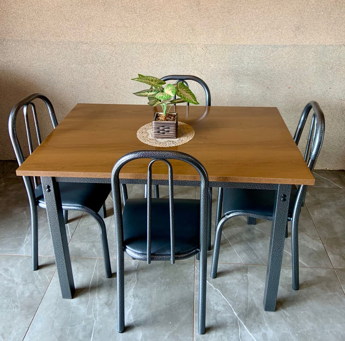 Conjunto mesa de aço 4 lugares com tampo em MDF